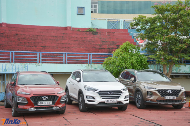 Những chiếc xe l&aacute;i thử của Hyundai nhận được kh&ocirc;ng &iacute;t quan t&acirc;m của kh&aacute;ch tham dự