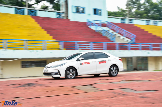 Kh&aacute;ch h&agrave;ng tham dự hội chợ c&ograve;n được l&aacute;i thử nhiều d&ograve;ng xe h&agrave;ng hot như Toyota Camry thế hệ mới