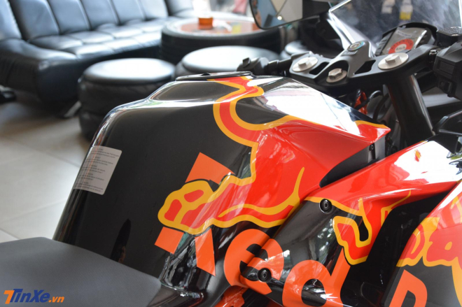 Logo Red Bull bên yếm xe