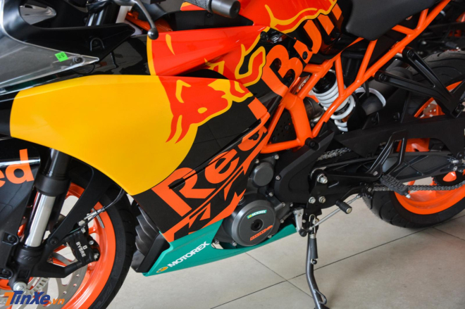 KTM RC 390 phiên bản MotoGP Edition 2019 có đồ họa logo và thương hiệu của Red Bull và Motorex 