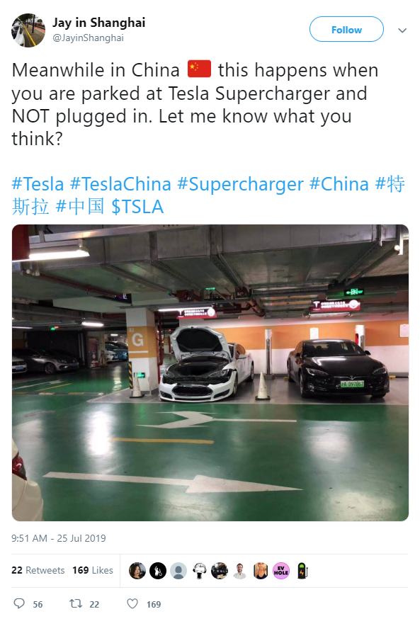 H&igrave;nh ảnh chiếc Tesla Model S bị th&aacute;o gỡ tấm cản va do đỗ xe ở Supercharger m&agrave; kh&ocirc;ng sạc