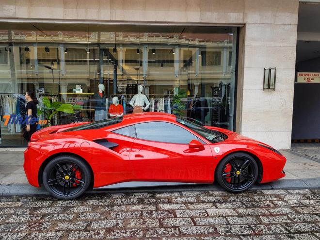 Sau khi di chuyển từ Long Hải về lại S&agrave;i th&agrave;nh, si&ecirc;u xe Ferrari 488 GTB m&agrave;u đỏ n&agrave;y đỗ tại một kh&aacute;ch sạn cao cấp nằm gần phố đi bộ Nguyễn Huệ, quận 1