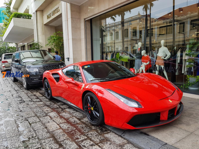 Si&ecirc;u xe Ferrari 488 GTB của Tuấn Hưng v&agrave; ph&iacute;a sau l&agrave; Range Rover SVAutobiography