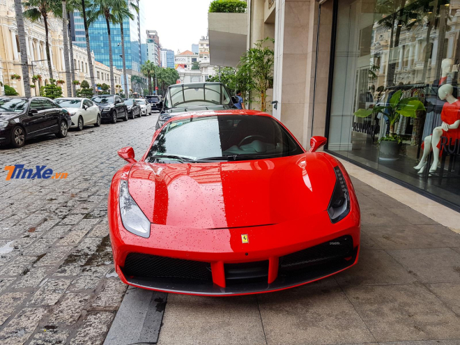 Trước giờ cưới của Cường Đ&ocirc;-la, si&ecirc;u xe Ferrari 488 GTB của Tuấn Hưng đỗ tại kh&aacute;ch sạn cao cấp ở S&agrave;i th&agrave;nh