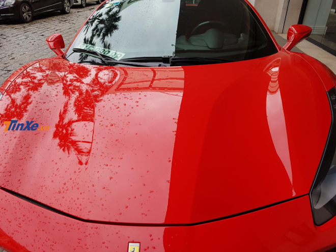 Nắp cap&ocirc; của si&ecirc;u xe Ferrari 488 GTB n&agrave;y đ&atilde; được thay mới ho&agrave;n to&agrave;n sau vụ tai nạn