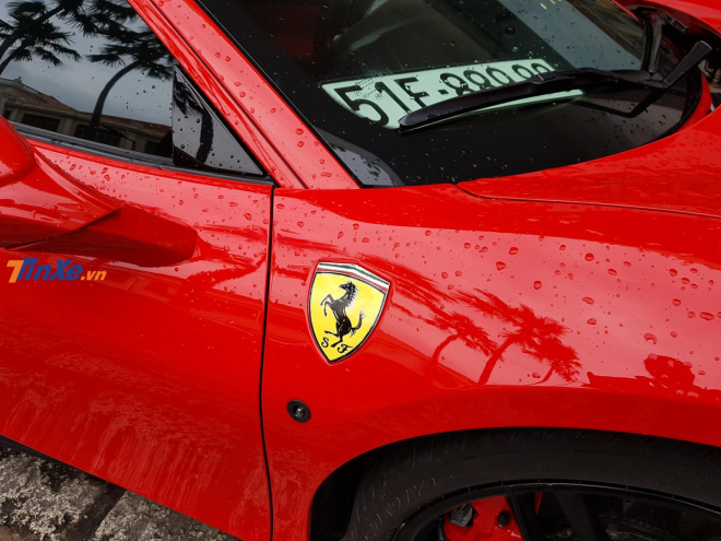 Xe c&oacute; m&agrave;u sơn đỏ Rosso Corsa