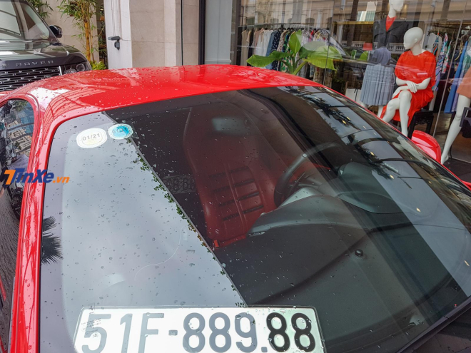 Nội thất xe mang m&agrave;u đỏ t&ocirc;ng xuyệt t&ocirc;ng với ngoại thất