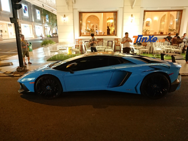 Vẻ đẹp của si&ecirc;u xe Lamborghini Aventador LP750-4 SV đ&atilde; thay &aacute;o sang m&agrave;u Blu Cepheus