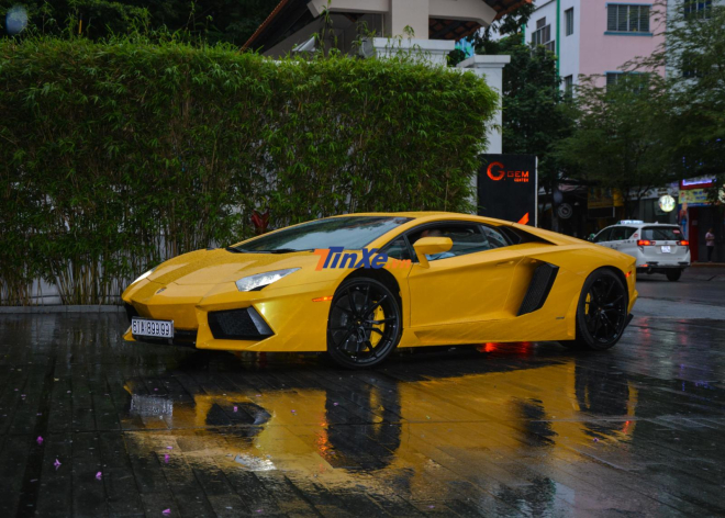 chiếc si&ecirc;u xe Lamborghini Aventador LP700-4 biển tứ qu&yacute; 9 đến dự đ&aacute;m cưới của Cường Đ&ocirc;-la. Đ&acirc;y ch&iacute;nh l&agrave; si&ecirc;u xe đến sớm nhất