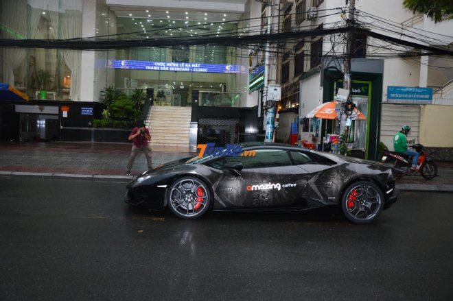 Si&ecirc;u xe Lamborghini Huracan LP610-4 m&agrave;u đen ch&iacute;nh h&atilde;ng duy nhất cũng c&oacute; mặt tại đ&aacute;m cưới Cường Đ&ocirc;-la