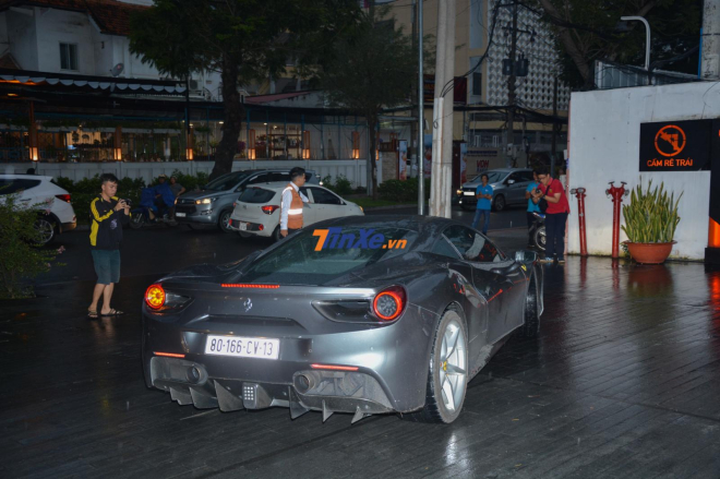 V&agrave; si&ecirc;u xe Ferrari 488 GTB m&agrave;u x&aacute;m đi c&ugrave;ng cặp với nhau đến nơi tổ chức đ&aacute;m cưới Cường Đ&ocirc;-la
