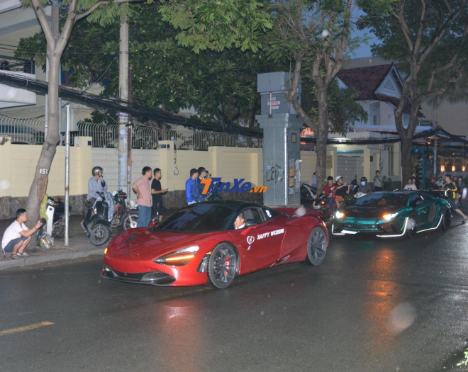Dẫn đầu đo&agrave;n si&ecirc;u xe n&agrave;y l&agrave; chiếc McLaren 720S, đi ph&iacute;a sau l&agrave; Lamborghini Aventador LP700-4 độ Liberty Walk được chủ nh&acirc;n do đi thay &aacute;o cấp tốc trong 24h