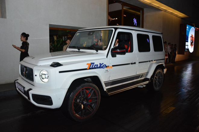 Minh Nhựa c&ugrave;ng vợ ngồi tr&ecirc;n chiếc Mercedes-AMG G63 Edition 1, trong khi đ&oacute;, si&ecirc;u xe được mong chờ nhất l&agrave; Pagani Huayra lại nằm ở nh&agrave; tr&ugrave;m bạt