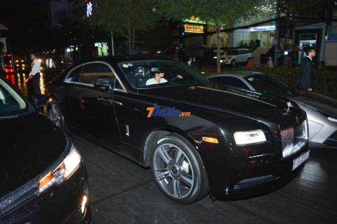 Chiếc Rolls-Royce Wraith đưa đ&oacute;n &ocirc;ng chủ c&ocirc;ng ty nhập khẩu si&ecirc;u xe c&oacute; tiếng ở quận 5 v&agrave; đồng thời l&agrave; người b&aacute;n xe cho Cường Đ&ocirc;-la từ rất l&acirc;u