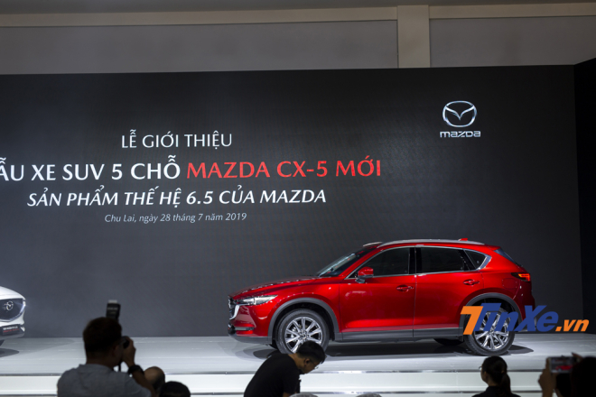 Ở thế hệ 6.5, Mazda CX-5 được nâng cấp nhiều tiện nghi, an toàn và thay đổi nhẹ ở diện mạo bên ngoài.