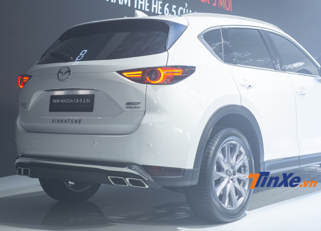Phần đuôi xe của Mazda CX-5 Signature Premium rất dễ nhận diện với logo Signature và ống xả kép thể thao.