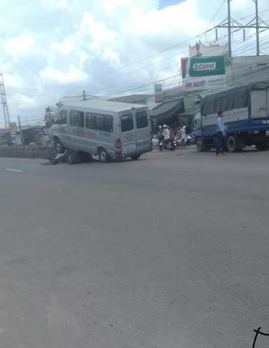 Chiếc ô tô khách leo lên dải phân cách cứng