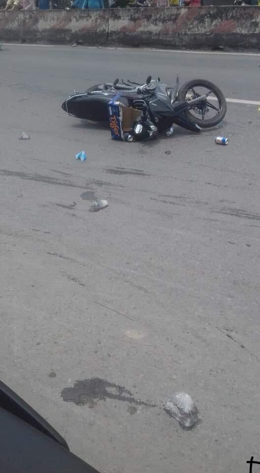 Chiếc xe máy của nạn nhân nằm đổ trên mặt đường