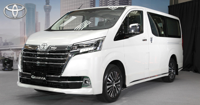 Toyota Granvia 2019 sở hữu lưới tản nhiệt sáng bóng sang trọng