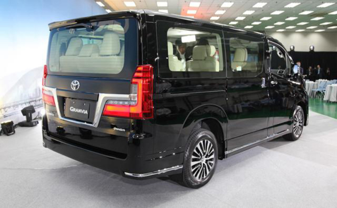 Cận cảnh thiết kế đuôi xe của Toyota Granvia 2019