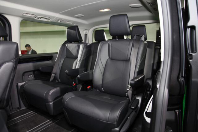 Nội thất bọc da bên trong Toyota Granvia 2019 bản Úc