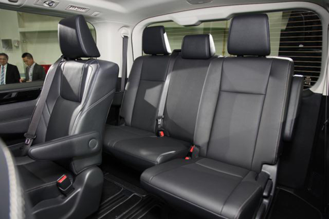 Nội thất bọc da bên trong Toyota Granvia 2019 bản Úc