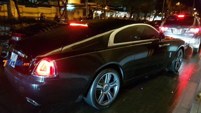 Chiếc Rolls-Royce Wraith n&agrave;y đưa đ&oacute;n &ocirc;ng chủ c&ocirc;ng ty nhập khẩu xe si&ecirc;u sang quận 5