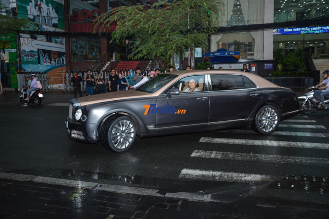 Chiếc xe si&ecirc;u sang Bentley Mulsanne EWB của doanh nh&acirc;n quận 12 sở hữu ngoại thất 2 t&ocirc;ng m&agrave;u