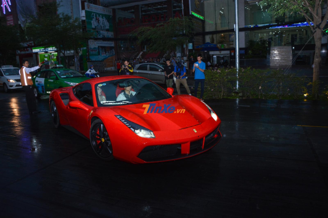 Chiếc si&ecirc;u xe Ferrari 488 GTB m&agrave;u đỏ đến nơi tổ chức đ&aacute;m cưới của Cường Đ&ocirc;-la
