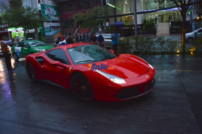 Chiếc si&ecirc;u xe Ferrari 488 GTB của Tuấn Hưng l&agrave;m bạn đồng h&agrave;nh c&ugrave;ng với doanh nh&acirc;n H&agrave; Nội khi v&agrave;o Nam