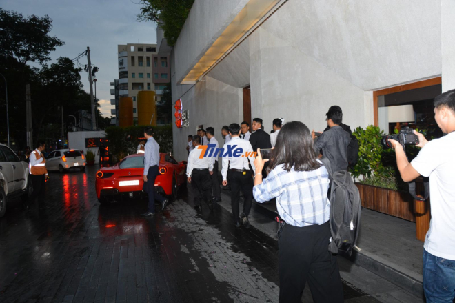 H&agrave;ng chục tay săn ảnh c&ugrave;ng ph&oacute;ng vi&ecirc;n chạy theo si&ecirc;u xe Ferrari 488 GTB của Tuấn Hưng khi đến dự đ&aacute;m cưới Cường Đ&ocirc;-la