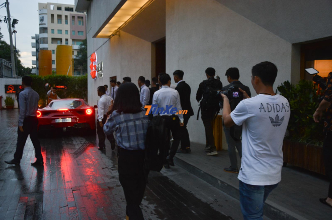 Tuấn Hưng l&agrave; ca sĩ hiếm hoi tại Việt Nam tậu si&ecirc;u xe Ferrari