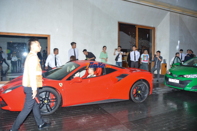 Người điều khiển si&ecirc;u xe Ferrari 488 GTB của Tuấn Hưng l&agrave; một doanh nh&acirc;n đến từ H&agrave; Nội
