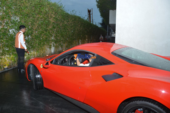 Doanh nh&acirc;n n&agrave;y nhanh ch&oacute;ng đưa si&ecirc;u xe Ferrari 488 GTB v&agrave;o b&atilde;i đỗ