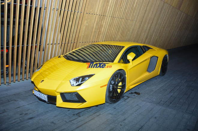 Đây cũng chính là chiếc Lamborghini Aventador đầu tiên xuất hiện tại Việt Nam Đây cũng chính là chiếc Lamborghini Aventador đầu tiên xuất hiện tại Việt Nam