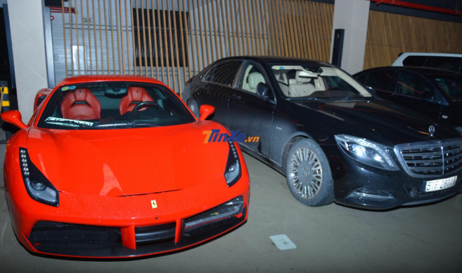 Chiếc si&ecirc;u xe Ferrari 488 GTB của nam ca sĩ Tuấn Hưng đỗ ngay ngắn trong hầm xe
