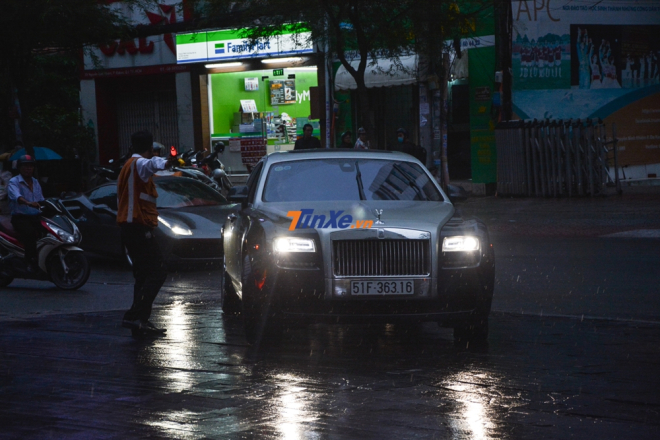 Chiếc Rolls-Royce Ghost Series I đi cùng Ferrari 488 GTB màu xám