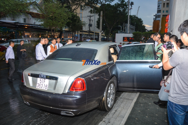 Rất đ&ocirc;ng ph&oacute;ng vi&ecirc;n chụp ảnh chiếc xe si&ecirc;u sang Rolls-Royce Ghost Series I