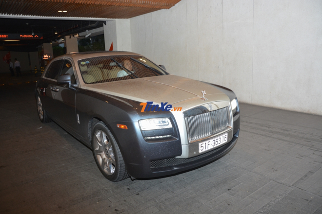 Chiếc xe si&ecirc;u sang Rolls-Royce Ghost Series I được người l&aacute;i cho chạy 1 v&ograve;ng xung quanh khu vực đỗ xe 