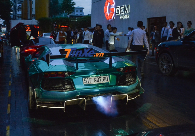 Khoảnh khắc khạc lửa của siêu xe Lamborghini Aventador Limited Edition 50