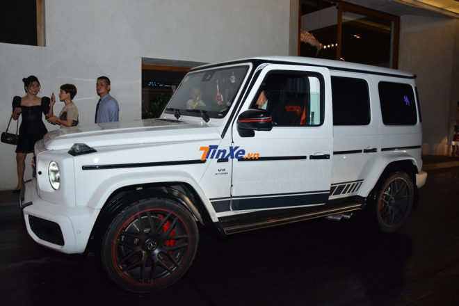 Minh Nhựa l&aacute;i Mercedes-AMG G63 Edition 1 m&agrave;u trắng đến dự đ&aacute;m cưới Cường Đ&ocirc;-la