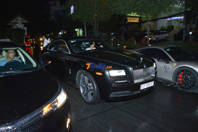 T&agrave;i xế l&aacute;i 2 v&ograve;ng mới t&igrave;m được chỗ đỗ cho chiếc xe Rolls-Royce Wraith