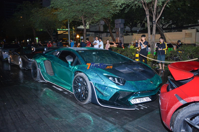 Khoảng 17 giờ 35 ph&uacute;t, ngoại h&igrave;nh chiếc si&ecirc;u xe Lamborghini Aventador LP700-4 độ Liberty Walk mới được ho&agrave;n th&agrave;nh