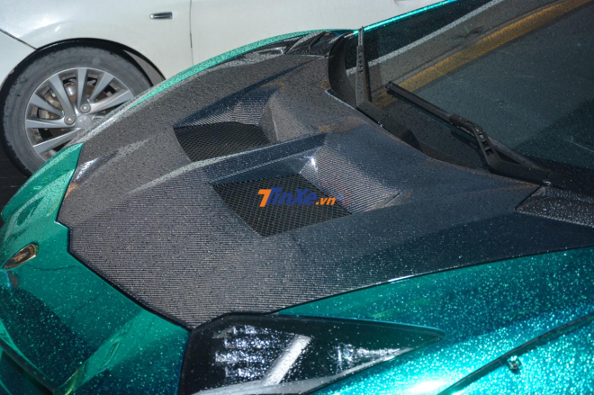 Ngo&agrave;i m&agrave;u xanh lam cr&ocirc;m, chiếc si&ecirc;u xe Lamborghini Aventador Limited Edition 50 n&agrave;y c&ograve;n c&oacute; nhiều chi tiết bằng sợi carbon như nắp khoang h&agrave;nh l&yacute; ph&iacute;a trước