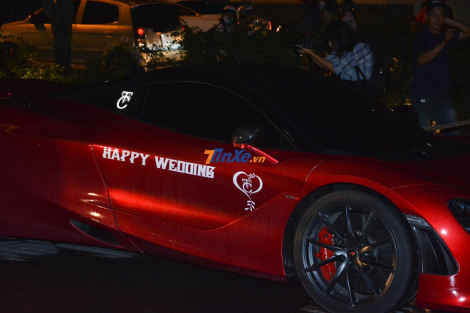 Chiếc si&ecirc;u xe McLaren 720S n&agrave;y được d&aacute;n d&ograve;ng chữ Happy Wedding ch&uacute;c mừng hạnh ph&uacute;c của Cường Đ&ocirc;-la