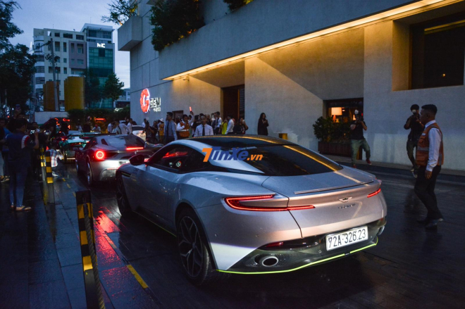 Aston Martin DB11 V8 m&agrave;u bạc của doanh nh&acirc;n Vũng T&agrave;u cũng xuất hiện trong đ&aacute;m cưới Cường Đ&ocirc;-la