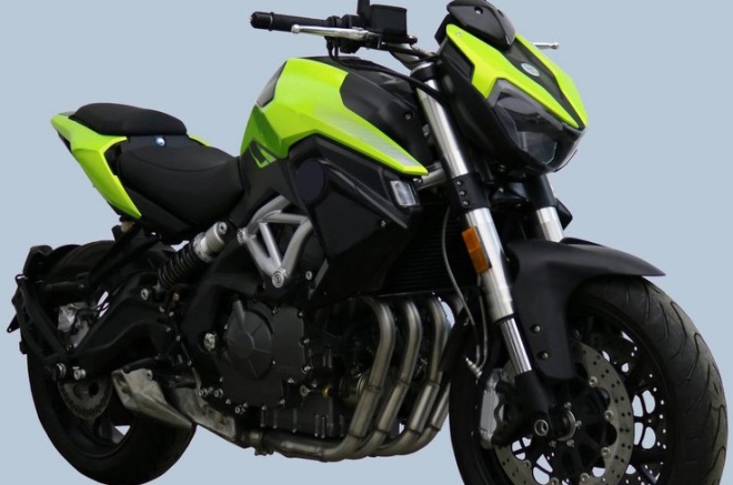 Ống xả của Benelli TNT 600 được bố trí dưới gầm động cơ