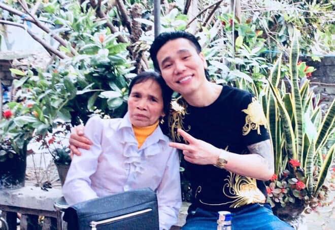 Hình ảnh ca sĩ Châu Việt Cường cùng mẹ