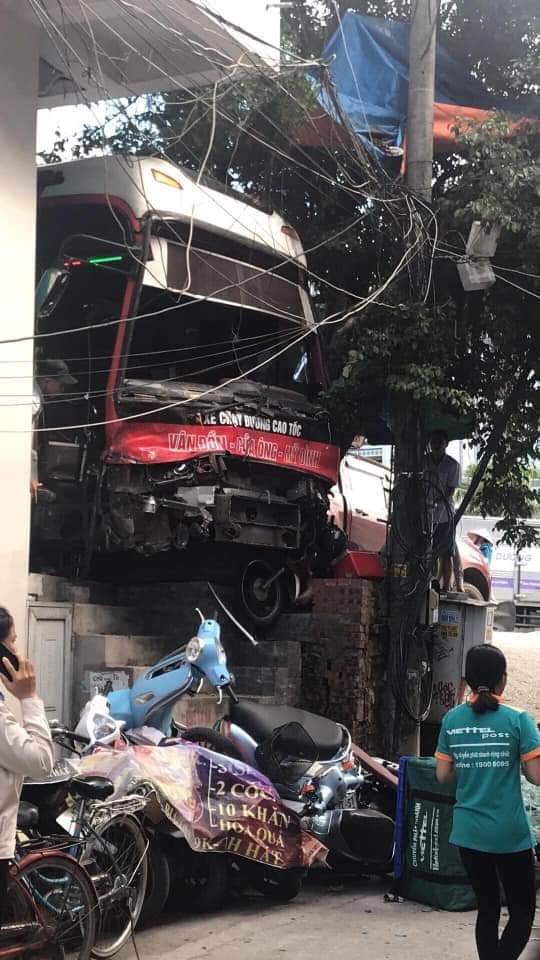 Những chiếc xe máy bị rơi xuống đường dân sinh bên dưới