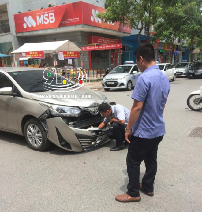 Chiếc Toyota Vios bị bung mặt ca-lăng trước